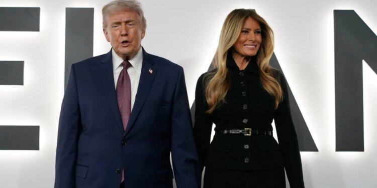 Video/ E veshur në të zeza dhe me dorën e Trump, Melania shpërfaqet e jashtëzakonshme në premierën e filmit të saj.