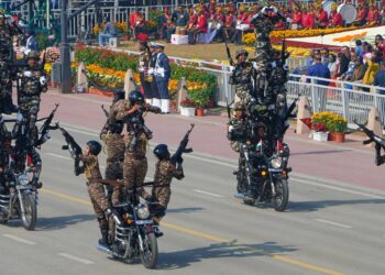 Video/ Forcat e armatosura indiane mahnisin me akrobaci mbi motoçikleta gjatë paradës ushtarake të Ditës së Republikës