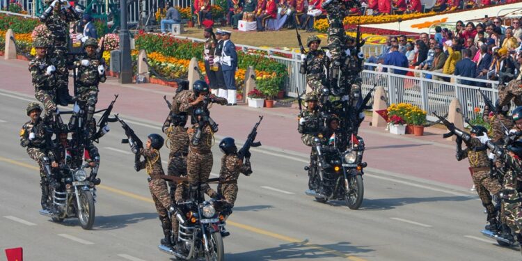 Video/ Forcat e armatosura indiane mahnisin me akrobaci mbi motoçikleta gjatë paradës ushtarake të Ditës së Republikës