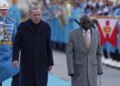 Video/ Momente të papërshtatshme gjatë vizitës me Erdogan, presidenti nigerian bie kur po hynte në Pallatin Presidencial