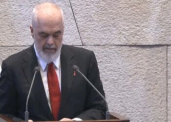 Vizita në Izrael: Rama ndan batuta me kryetarin e Parlamentit gjatë fjalës së tij, duke thënë: Hebrenjtë flasin shumë, por ballkanasit flasin edhe më tepër.