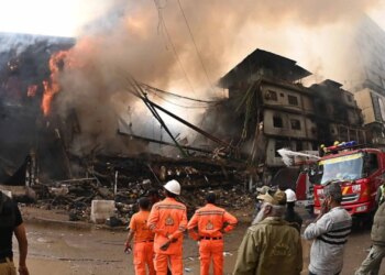 Zjarr i madh në një qendër tregtare në Pakistan: 6 të vdekur dhe 20 të plagosur, dhjetëra zjarrfikës në vendngjarje për të neutralizuar flakët.