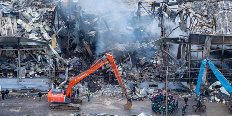Zjarri në fabrikën e Trikala/ Zbulohet trupi i gruas së pestë, hipotezat për shkaket e shpërthimit të madh