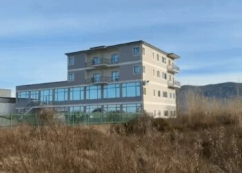 ‘Shtëpia’ me bar, armë dhe municion në Lezhë: Babë e bir në burg, punonjësi i OSHEE me arrest shtëpiak