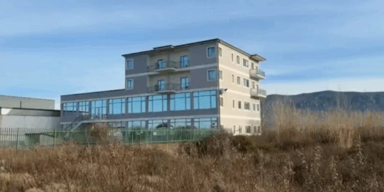 ‘Shtëpia’ me bar, armë dhe municion në Lezhë: Babë e bir në burg, punonjësi i OSHEE me arrest shtëpiak