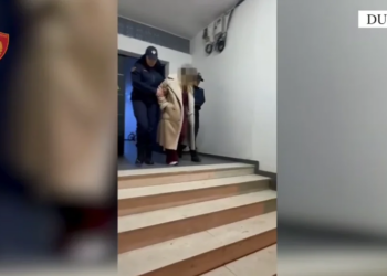 ‘Strehë’ prostitucioni në Durrës: Punonjëset që shfrytëzoheshin nuk hapin dyert, zjarrfikësja intervenon