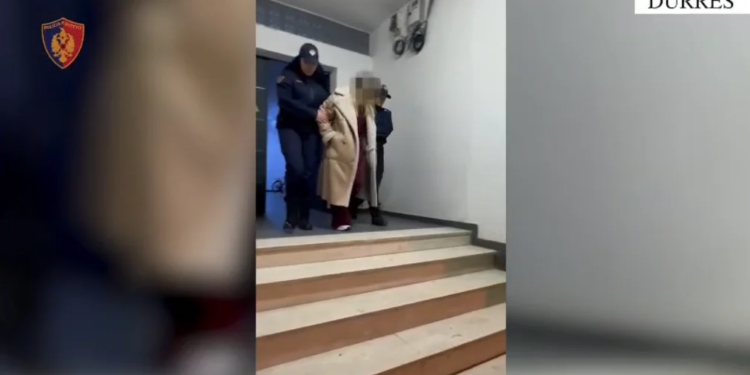 ‘Strehë’ prostitucioni në Durrës: Punonjëset që shfrytëzoheshin nuk hapin dyert, zjarrfikësja intervenon