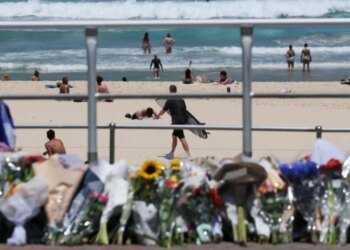 15 të vdekur dhe dhjetëra të plagosur, i akuzuari për sulmin në plazhin Bondi para gjykatës për herë të parë