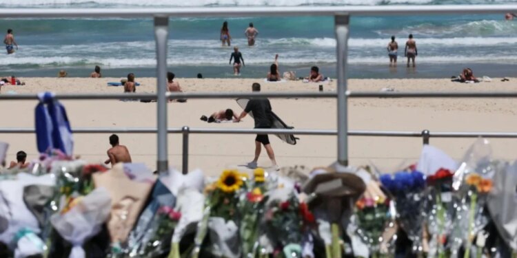 15 të vdekur dhe dhjetëra të plagosur, i akuzuari për sulmin në plazhin Bondi para gjykatës për herë të parë