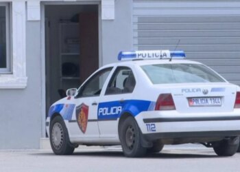 18-vjeçarja dërgohet në spital pas plagosjes me armë zjarri, policia jep detaje mbi incidentin në Sauk, 2 të arrestuar dhe 2 të tjerë në kërkim.
