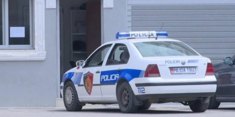 18-vjeçarja dërgohet në spital pas plagosjes me armë zjarri, policia jep detaje mbi incidentin në Sauk, 2 të arrestuar dhe 2 të tjerë në kërkim.