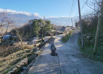 3 lagje të bllokuara në Gjirokastër/ Rrëshqitja e dheut pengon qarkullimin, bashkia: Po presim rezultatin nga gjeologjia