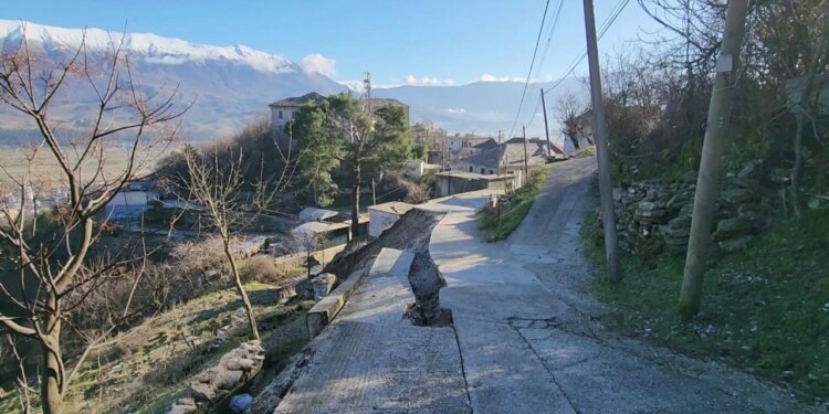 3 lagje të bllokuara në Gjirokastër/ Rrëshqitja e dheut pengon qarkullimin, bashkia: Po presim rezultatin nga gjeologjia