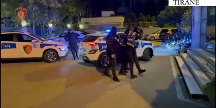 30-vjeçari në Tiranë arrestohet për mbajtje të armës nën brez