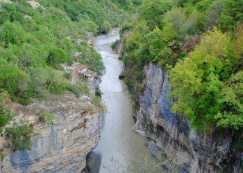 42-vjeçari zhduket, disa prej sendeve të tij gjenden pranë kanioneve të lumit Osum, dyshimet janë…