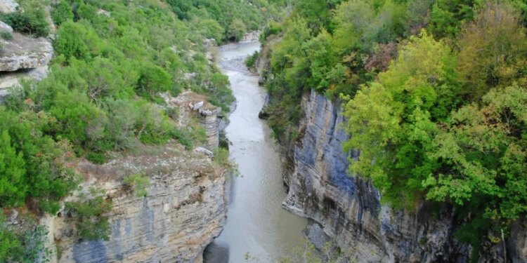 42-vjeçari zhduket, disa prej sendeve të tij gjenden pranë kanioneve të lumit Osum, dyshimet janë…