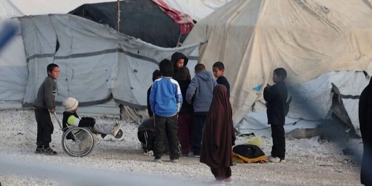 44 shqiptarë mbeten në Siri, 10 burra xhihadistë të burgosur, 7 gra dhe 17 fëmijë në kampe.