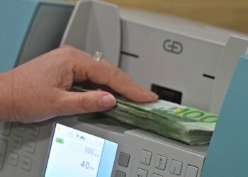 4.83 miliardë euro në qarkullim në Shqipëri, qytetarët po ruajnë më shumë para në dorë.