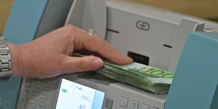 4.83 miliardë euro në qarkullim në Shqipëri, qytetarët po ruajnë më shumë para në dorë.