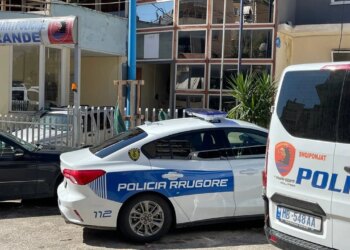 61-vjeçari që u qëllua për shkak të problemeve me pronat, arrestohet autori; në shtëpinë e tij gjeten kallashnikov dhe tritol.