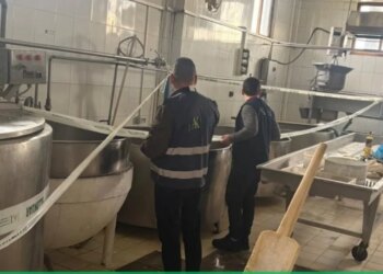 AKU ndërhyn në Fier, bllokon mijëra kilogramë produkte qumështi, përfshirë gjalpin dhe mocarelën të pasigurta për konsum.