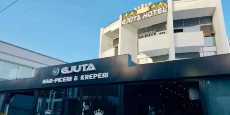 Abuzimi i të miturës në hotelin e Tiranës, gjykata vendos të mbajë në burg të dashurin, lëshohen në arrest dy individë të tjerë.