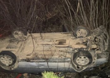 Aksident dramatik në Pukë: Makina largohet nga rruga dhe përfundon në greminë, shoferi dërgohet në spital.