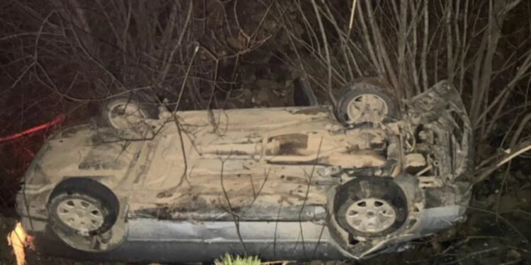 Aksident dramatik në Pukë: Makina largohet nga rruga dhe përfundon në greminë, shoferi dërgohet në spital.