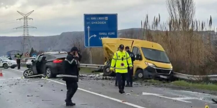 Aksident i trefishtë në Ishull-Lezhë, disa persona të lënduar