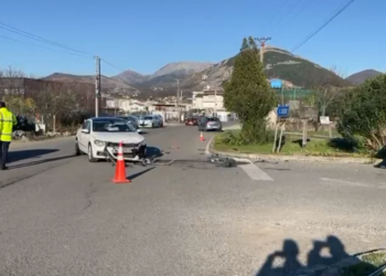 Aksident në Lezhë: Makina godet motomjetin, drejtuesi i motomjetit plagoset.