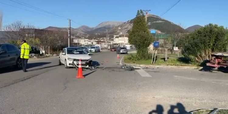 Aksident në Lezhë: Makina godet motomjetin, drejtuesi i motomjetit plagoset.