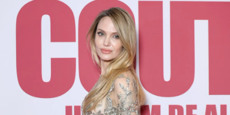 Angelina Jolie tërheq vëmendjen në Paris me fustanin e saj gjysmë-transparent!