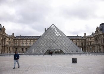 Arrestohen 9 individë, mes tyre dy punonjës muzeu, për mashtrim me biletat në Luvër, duke shkaktuar një dëm prej 10 milionë eurosh