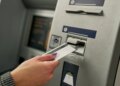 Bankomatet me transparencë në këmbimin e valutave: Rregulla të reja për tarifat bankare, klientët do të notifikohem për çdo komision.