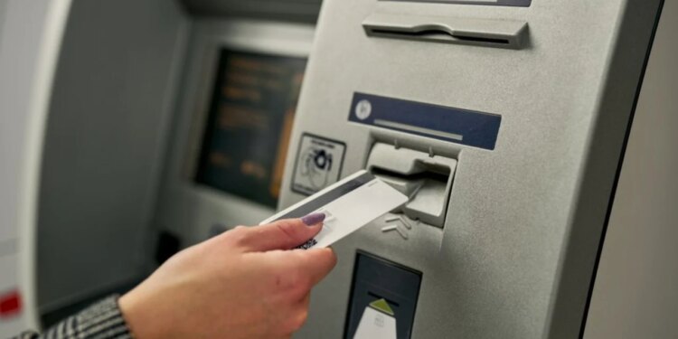 Bankomatet me transparencë në këmbimin e valutave: Rregulla të reja për tarifat bankare, klientët do të notifikohem për çdo komision.