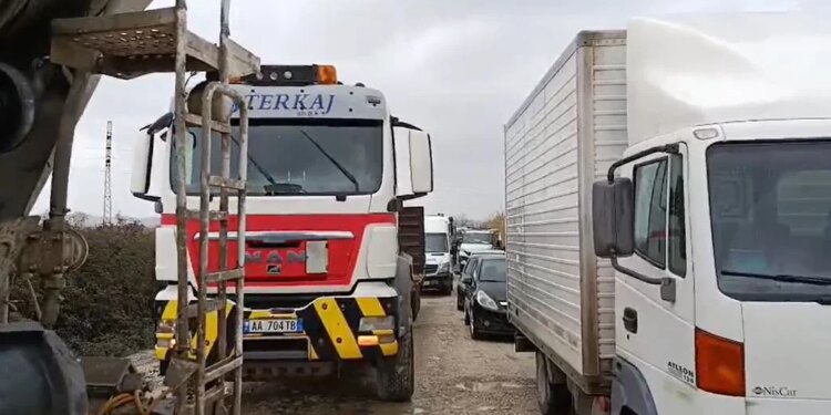 Banorët e Thumanës bllokojnë rrugën që çon në autostradën Thumanë-Kashar: Kërkojnë riparimin e infrastrukturës.