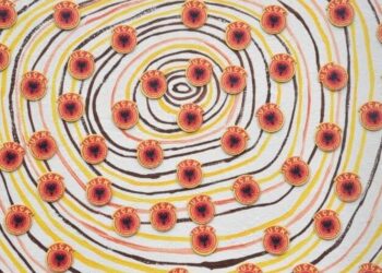 Bebe e re shfaqet në Ditën e Pavarësisë, e veshur me 5 mijë simbole të UÇK-së