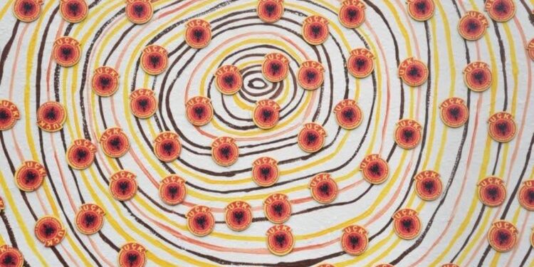 Bebe e re shfaqet në Ditën e Pavarësisë, e veshur me 5 mijë simbole të UÇK-së