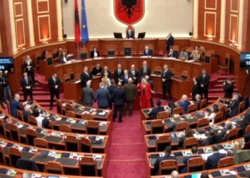 Berisha and PD Deputies Disrupt the Speaker's Podium, Peleshi Suspends Session: We Will Return When Order is Restored in the Hall