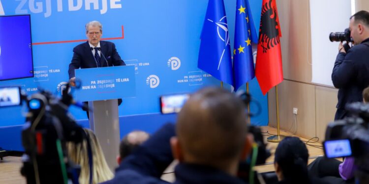 Berisha pas protestës: Kishin planifikuar ekzekutimin e protestuesve paqësorë, flasin për plumbat e gomës në kokë të Nallbatit.