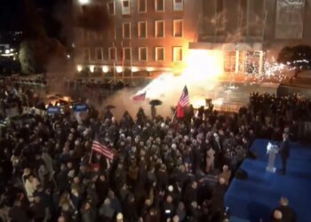 Berisha përfundon fjalimin, fillon hedhja e molotovëve dhe fishekzjarrëve drejt Kryeministrisë.