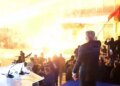 Berisha përfundon fjalimin, flakërohen fishekzjarrë dhe molotovë drejt Kryeministrisë, policia apelon: Ndalni!