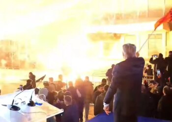 Berisha përfundon fjalimin, flakërohen fishekzjarrë dhe molotovë drejt Kryeministrisë, policia apelon: Ndalni!