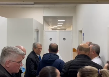 Berisha takon deputetin Nallbati në spitalin e Traumës: Ka hematoma, goditje nga urdhri politik.