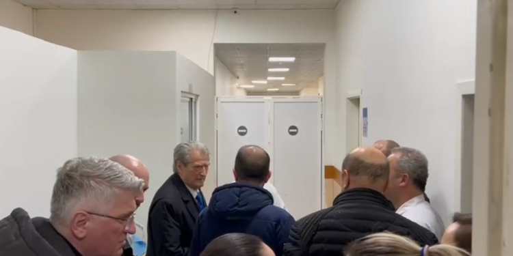 Berisha takon deputetin Nallbati në spitalin e Traumës: Ka hematoma, goditje nga urdhri politik.