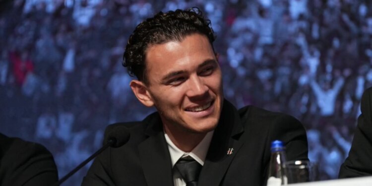 Besiktasi prezanton Kristjan Asllanin, presidenti Adali lavdëron mesfushorin kuqezi.