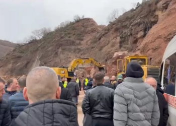 Bllokimi i rrugës në Librazhd-Qafë Thanë, pacientët e ambulancës transportohen me barrela përmes tokës së krijuar.
