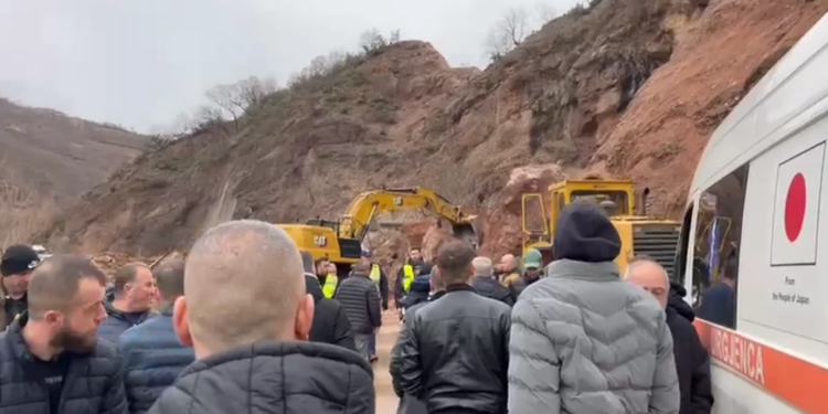 Bllokimi i rrugës në Librazhd-Qafë Thanë, pacientët e ambulancës transportohen me barrela përmes tokës së krijuar.