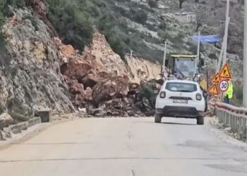 Bllokohet qarkullimi në dalje të tunelit të Llogarasë, autoritetet apelojnë për kujdes nga qytetarët në zonën e punimeve.