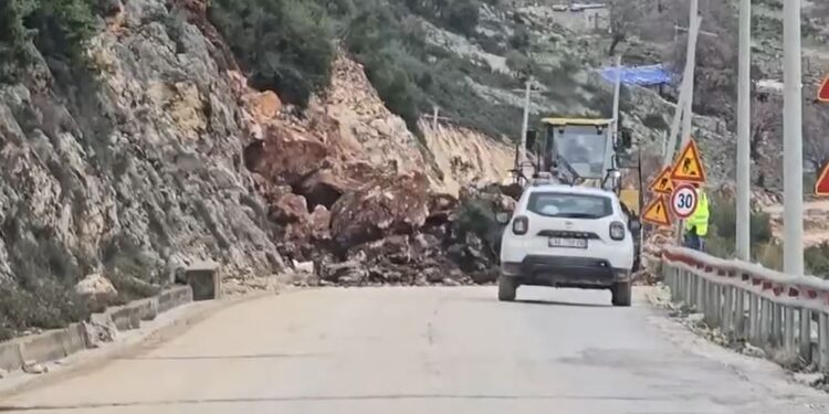 Bllokohet qarkullimi në dalje të tunelit të Llogarasë, autoritetet apelojnë për kujdes nga qytetarët në zonën e punimeve.